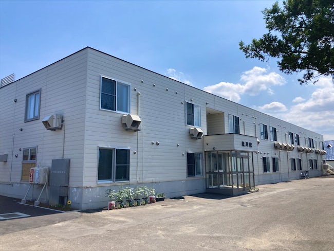 <弊社の独身寮>全室エアコン完備でコンビニ隣接の好立地にご用意しております。個室は鍵付きドアで安心ですし、希望者には個別ユニット付きの部屋もありますので快適ですよ♪