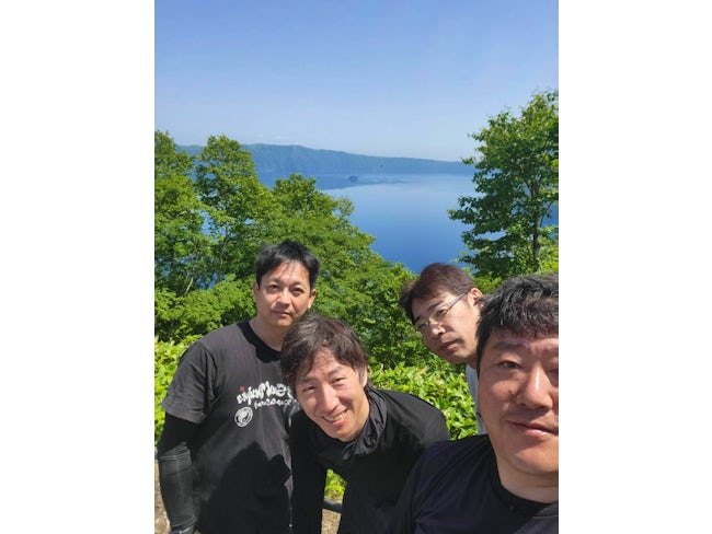 写真は社内のツーリング部の集まりの様子。部署の垣根を超えた交流活動も定期的に行っています(もちろん参加は任意です)