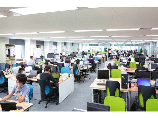 <東京本社事務所>
スタッフも多くプロジェクト毎にチームを組み、顧客への提案・改善に取り組んでいます。